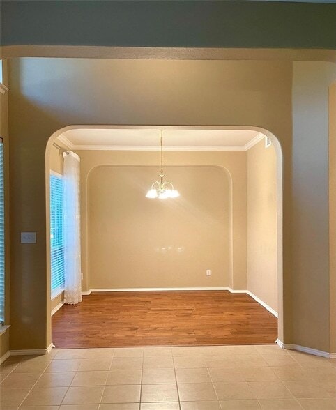 Building Photo - 11490 La Grange Dr