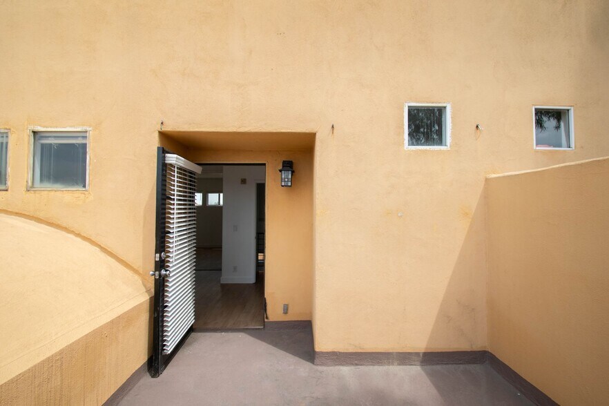 Building Photo - 425 N Alvarado St