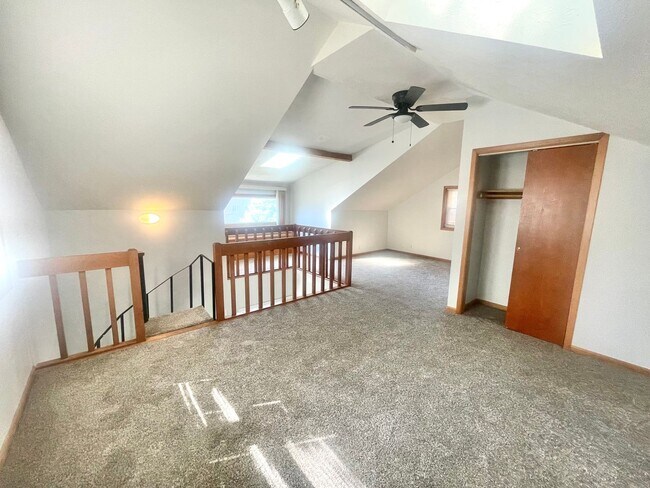 Building Photo - Spacious 4-bedroom, 2-bathroom home o