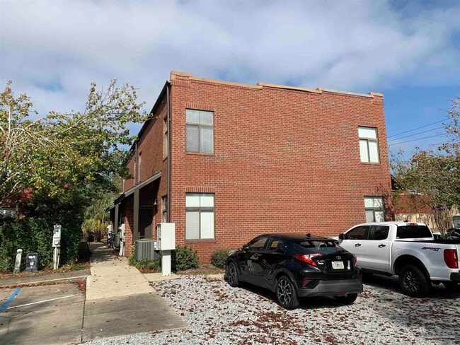 Building Photo - 613 N Alcaniz St