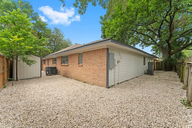 Building Photo - 10422 Rockcrest Rd