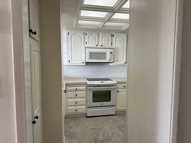 Building Photo - 969 Hilgard Ave