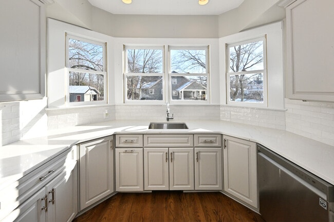 Building Photo - 62 Elm St