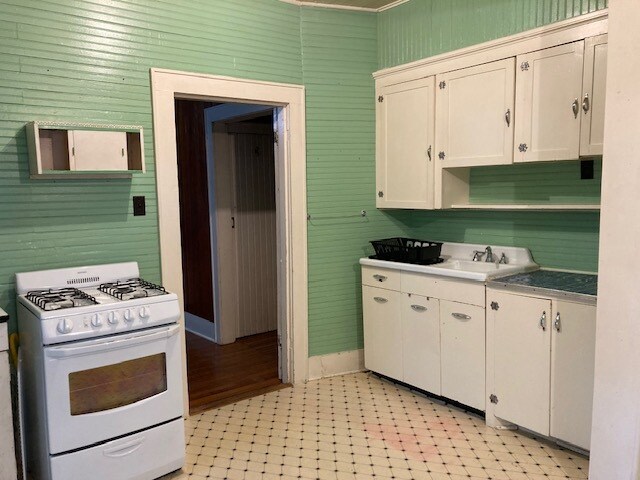 Primary Photo - 162 Ramble St