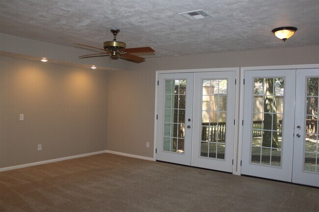 Building Photo - 3126 E Lake Cres Dr