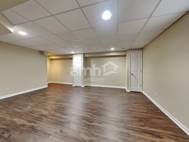 Building Photo - 5311 Meadowbrook St