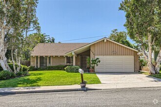 Building Photo - 3 Bedroom 2 Bath Single story Carlsbad hom...