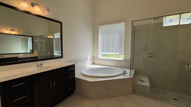 Building Photo - Beautiful 4B/3B with Bonus Office Space Fo...