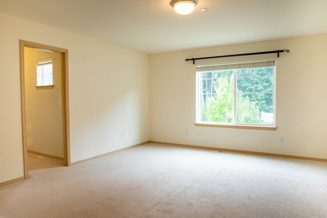 Building Photo - 1255 Burnside Pl