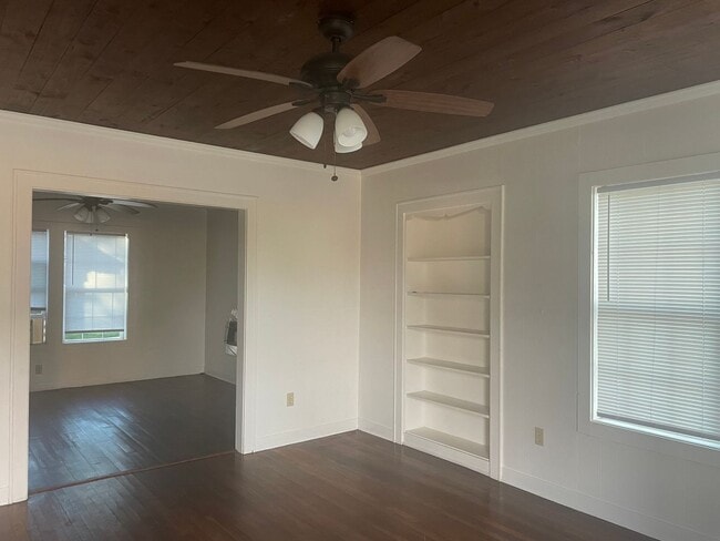 Building Photo - 2/1 with bonus room FENCED YARD PET FRIENDLY