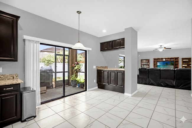 Building Photo - "Discover Spacious Elegance: 5-Bed, 3-Bath...