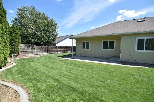 Building Photo - Cozy Pet-Friendly Rental in a Quiet Kennew...