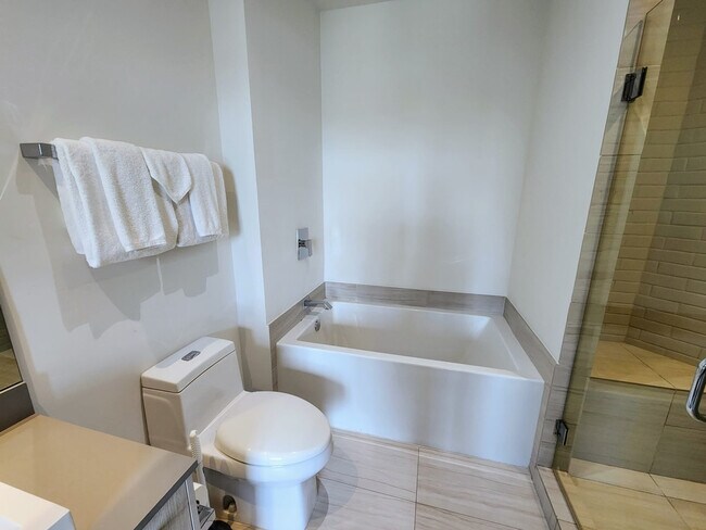 Building Photo - 2721 Hallandale Beach Blvd