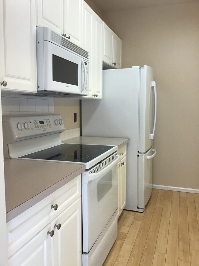 Building Photo - 2 Bed 2.5 Bath Townhouse with Lake access