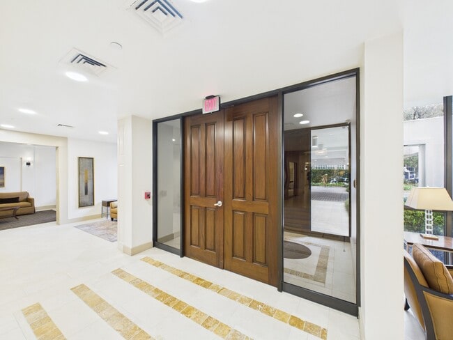 Building Photo - 5001 Woodway Dr