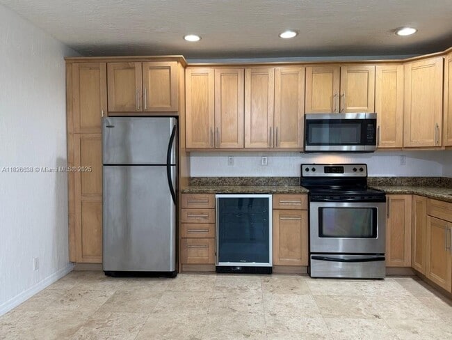 Primary Photo - 530 NE 15th Ct