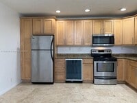 Building Photo - 530 NE 15th Ct