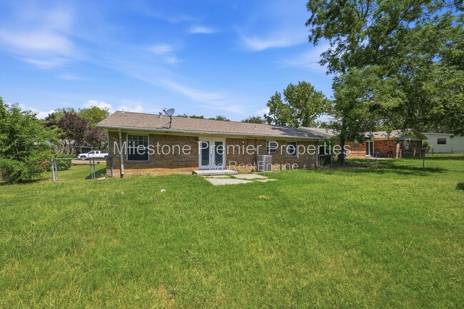 Building Photo - 302 Iowa St
