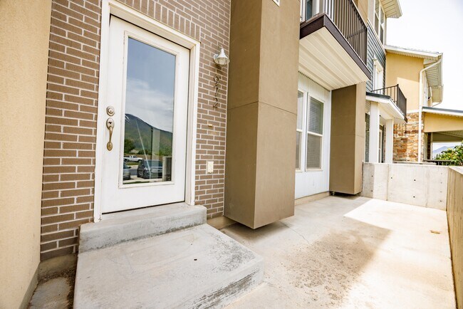 Building Photo - 972 S High Ridge Dr