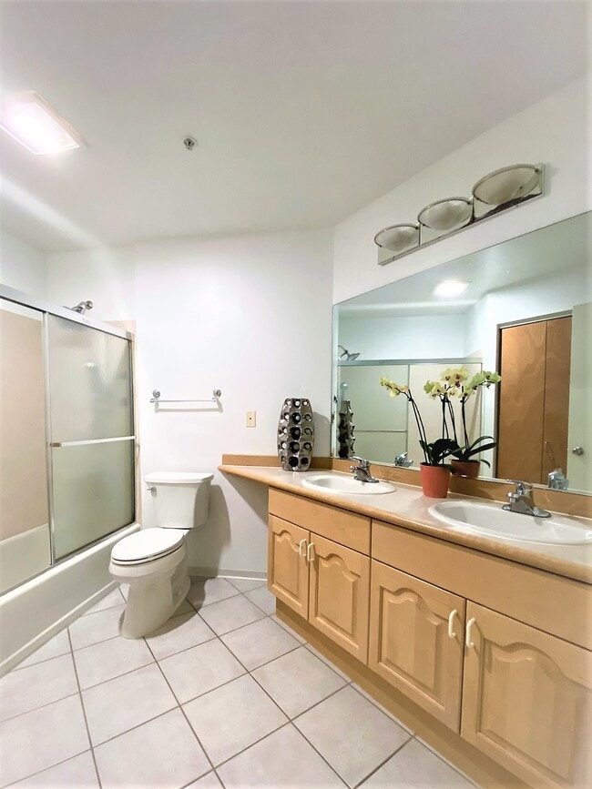 Common Bathroom - 4528 8th Ave NE