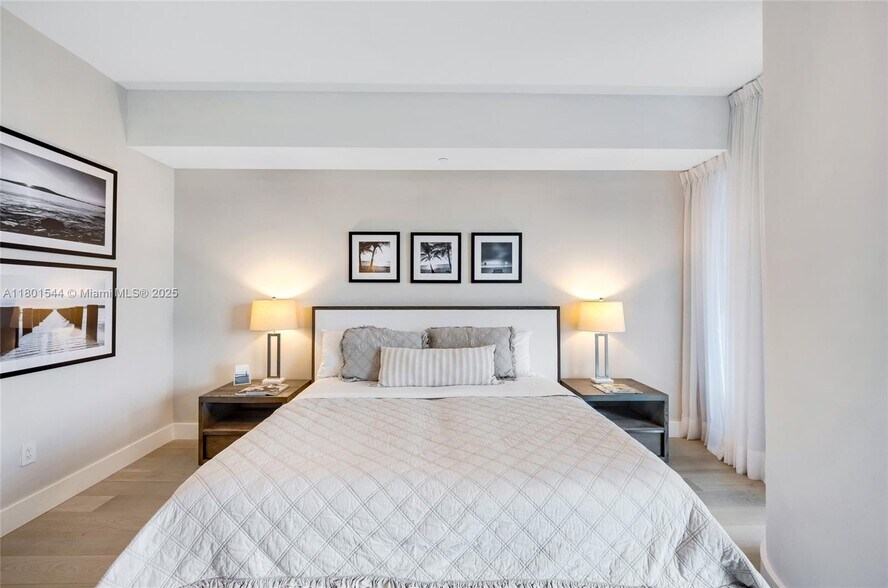 Building Photo - 10201 Collins Ave