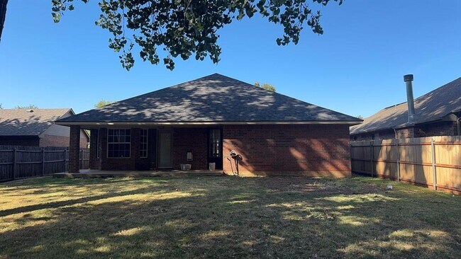 Building Photo - 856 Shady Creek Ln