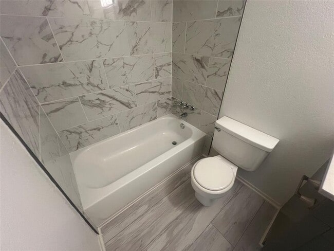 Building Photo - 807 Lloyd Ln