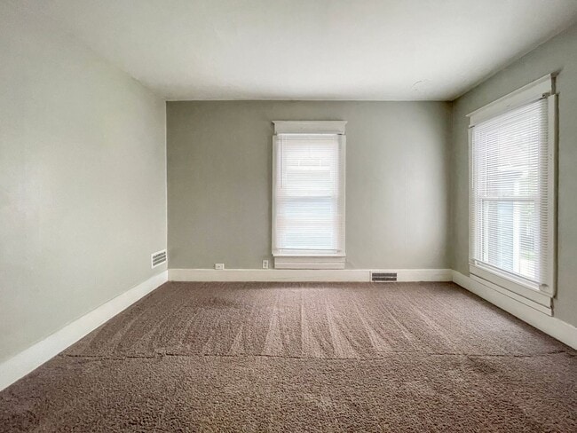 Building Photo - PRELEASING for AUGUST! Close to Campus: Dishwasher and Washer/Dryer Included