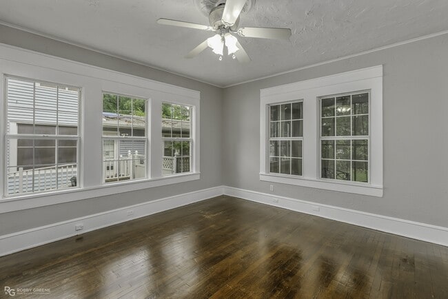 Building Photo - 409 Forest