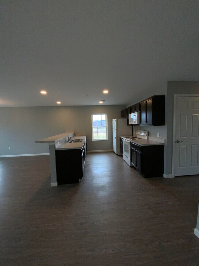 Building Photo - 200 Larkspur Ln