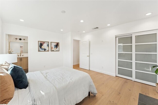 Building Photo - 3945 S Norton Ave