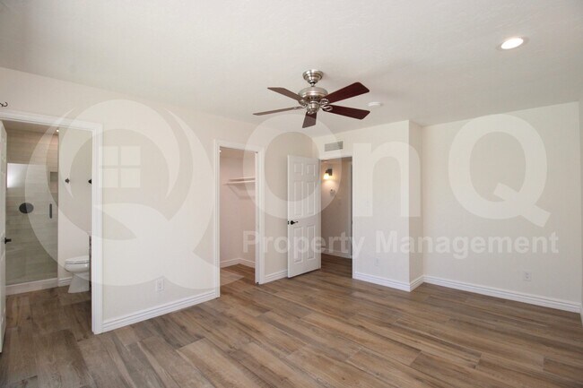 Building Photo - 2439 E Mercer Ln