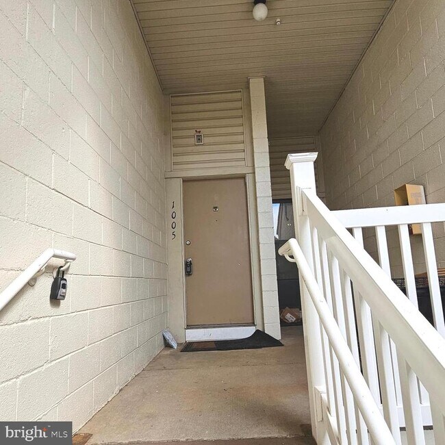 Building Photo - 1005 Warwick Ct