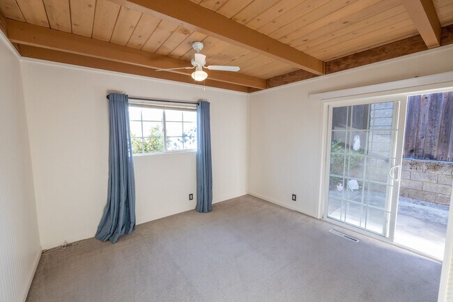 Building Photo - Beautiful 3 bedroom home with Castro Valle...