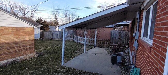 Building Photo - 2124 Maple Ave