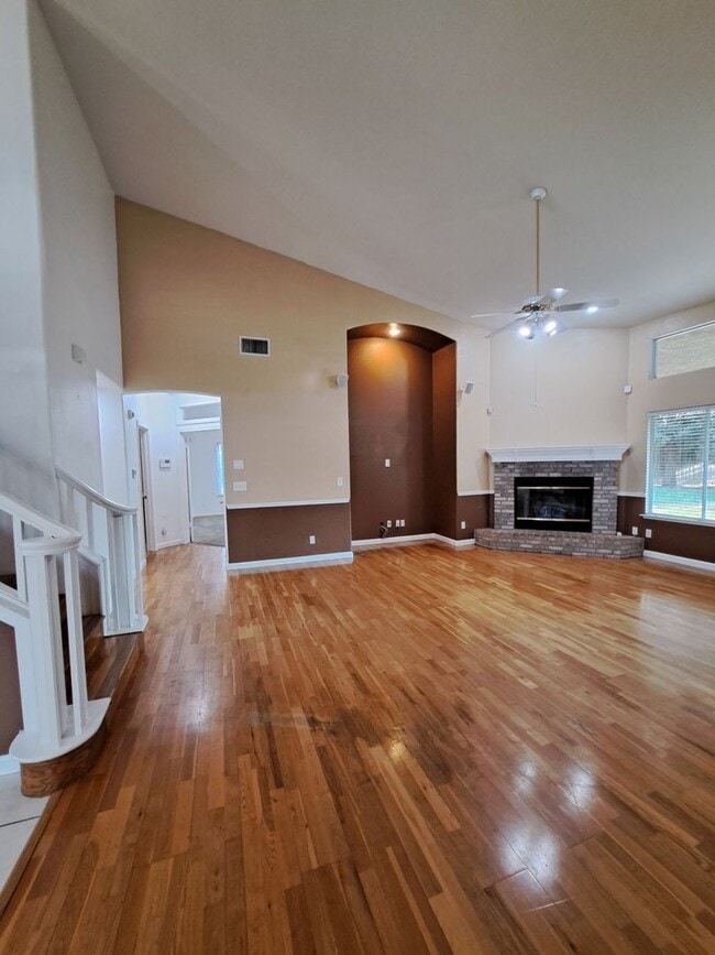 Building Photo - Elegant 4 Bedroom Home w/ Upstairs Loft Mo...