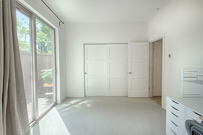 Building Photo - Impeccable Designer Townhome