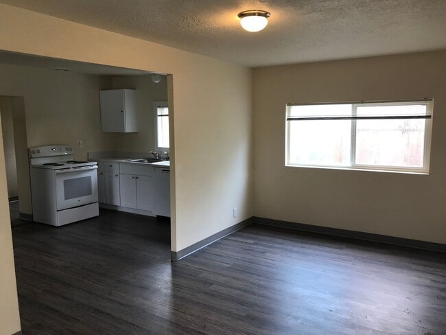 Building Photo - [HUD 1087] 2 Bedroom 2 Bathroom w/ Large Back Yard