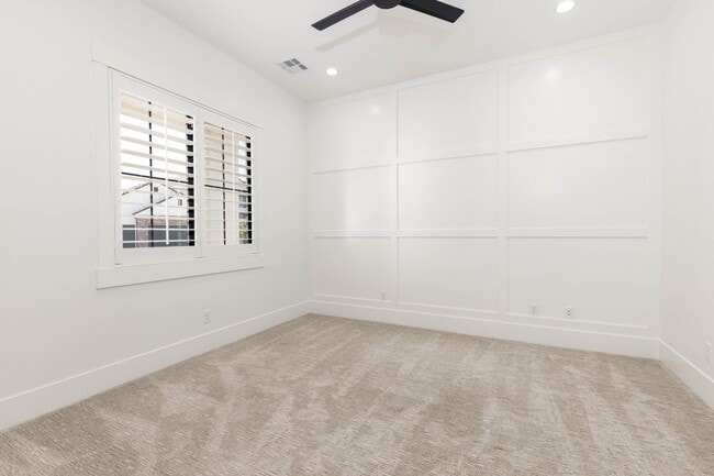 Building Photo - Beautiful 5 Bed 3.5 bath near Sunrise Valley Park In Washington.