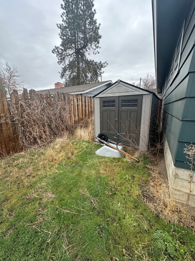 Building Photo - MIDTOWN 3 Bdrm House, All Appliances incl ...