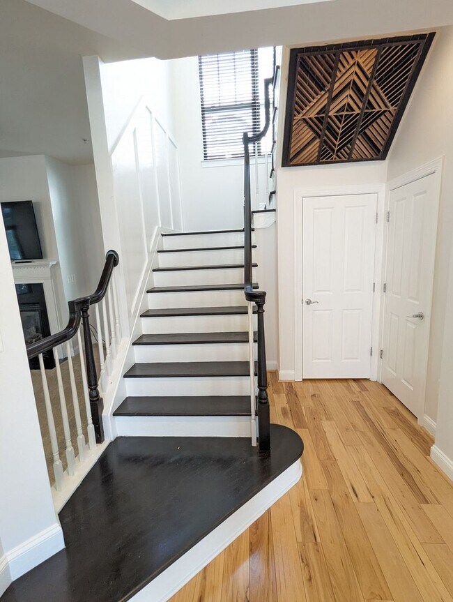 Building Photo - Impeccably maintained SFH in Clarksburg re...