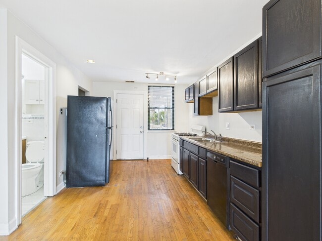 Building Photo - 5003 S Prairie Ave