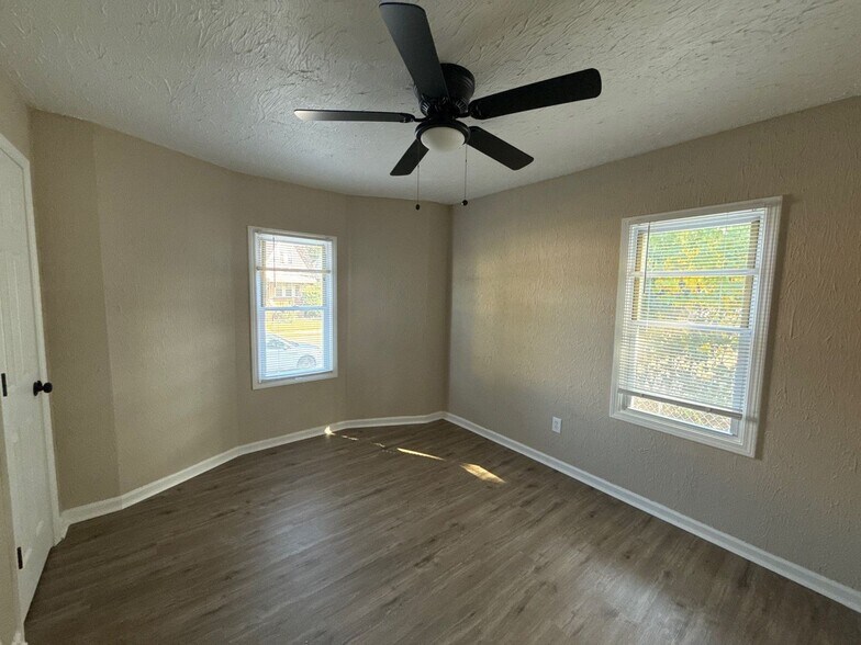 Building Photo - This beautifully updated 3-bedroom, 1-bath...