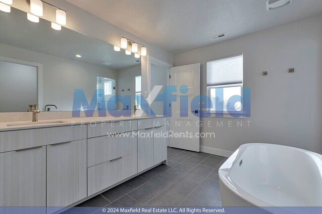 Building Photo - Pet Friendly MODERN TWIN HOME - 4 BD 3 BA ...