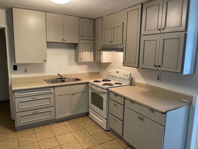 Building Photo - 3 Bed, 1 Bath brick home located in Highpoint!