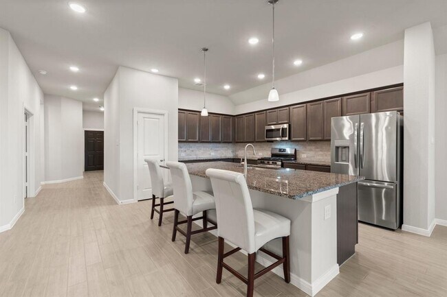 Building Photo - 30839 Boxwood Dr