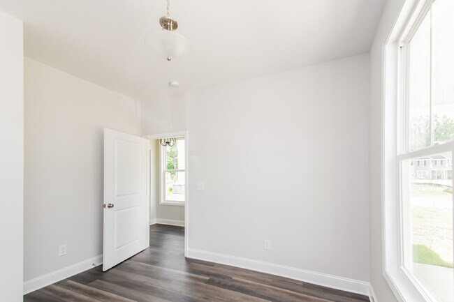 Building Photo - 438 Blue Robin Ln