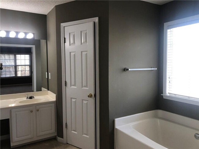 Building Photo - 5871 Haterleigh Dr