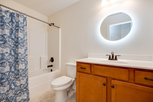 Building Photo - 208 Pointe Oakwood Way