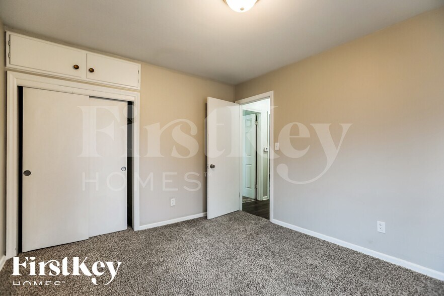 Building Photo - 10508 East 33rd Terrace S